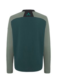 Chemise de sport à manches longues avec un panneau dorsal vert foncé et des manches vert clair, comportant un petit logo bleu sarcelle près du col.