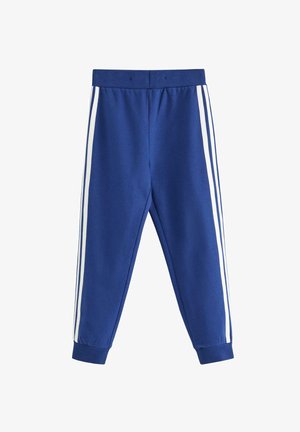 Blå atletikbukser med elastisk taljebånd og manchetter, med to hvide striber langs hver side.