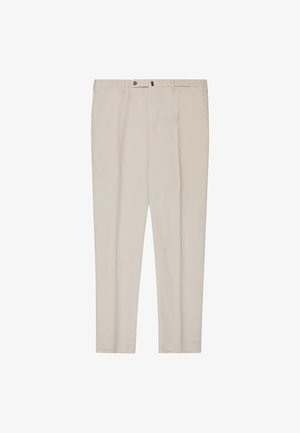 Pantalones beige hechos de una tela ligera con un corte recto, que cuentan con cierre frontal de cremallera y botón, dos bolsillos laterales y pliegues.