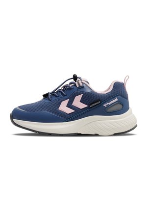 Blå og pink vandtæt sneaker med hvid sål, elastisk snøre med justerbar stopper og hummel-logo på siden, vist i profil.