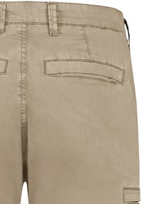Beige Cargo-Hosen mit glatter Textur, ausgestattet mit zwei aufgesetzten Taschen hinten, geradem Schnitt und sichtbaren Nähten entlang des Bundes.
