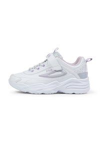 Baskets de sport blanches avec des accents violets, fabriquées en matériau synthétique. Présentent un design à lacets, une sangle en Velcro et une semelle extérieure texturée.