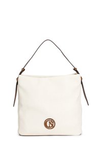 Bolso de hombro de lona en color blanco roto con una correa de cuero marrón y detalle del logotipo. Presenta una forma rectangular simple y una textura suave.