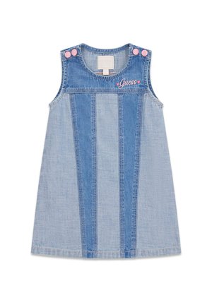 Vestito di jeans senza maniche per bambini con pannelli verticali blu chiaro e scuro, bottoni rosa sulle spalle e scritta rosa "Guess" con cuori sul petto.