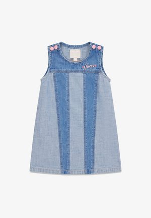 Vestido vaquero sin mangas para niños con paneles verticales en azul claro y oscuro, botones rosas en los hombros y texto rosa "Guess" con corazones en el pecho.
