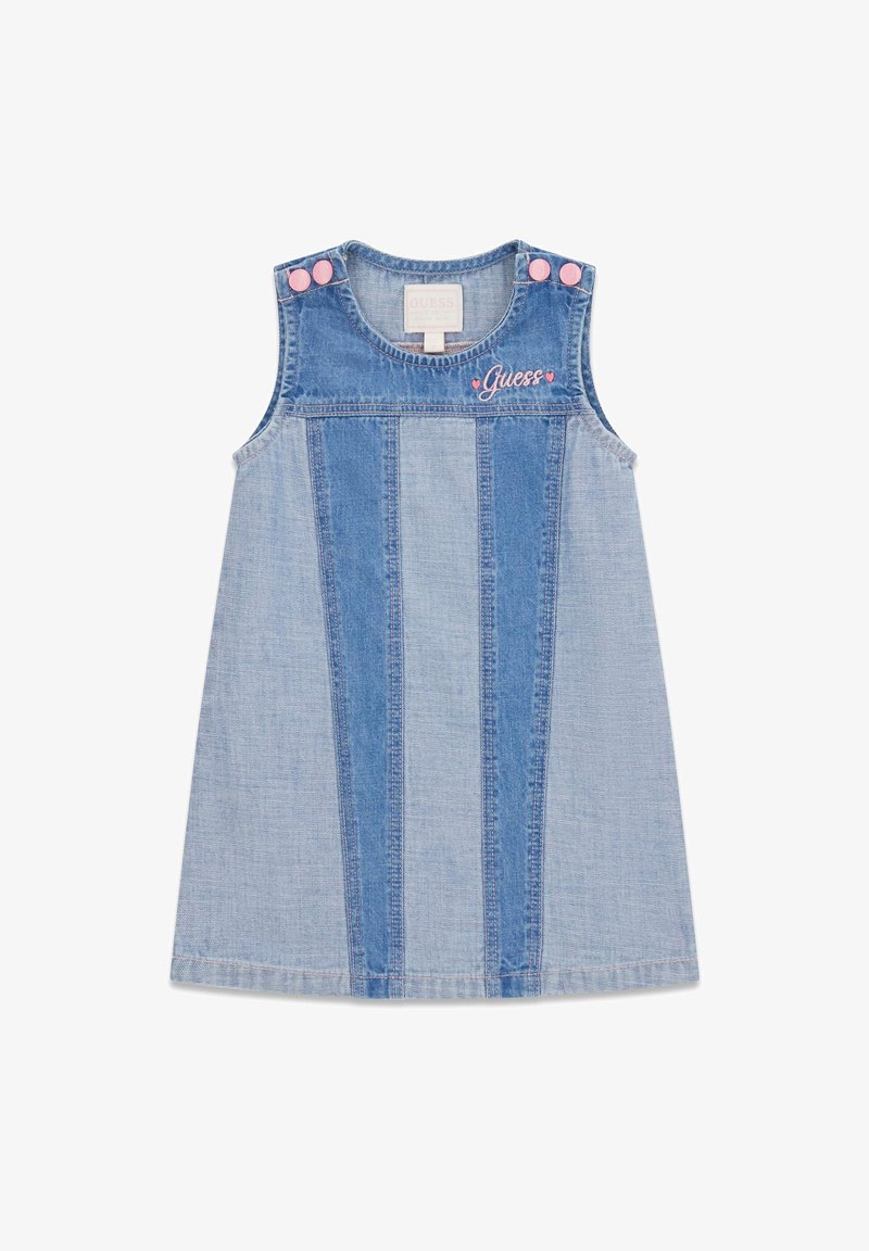Robe en denim sans manches pour enfant avec des panneaux verticaux bleu clair et bleu foncé, boutons roses aux épaules et texte rose "Guess" avec des cœurs sur la poitrine.
