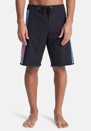 Mustad laiahaarlised lühikesed püksid paelaga, millel on siniste ja roosade gradienttoonidega külgdetailid ning sile kangapind.