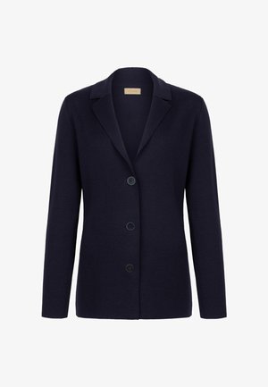 Marinblå cardigan i mjukt tyg, med en notchade revers, fyra knappar framtill och långa ärmar. Slät textur och skräddarsydd passform.