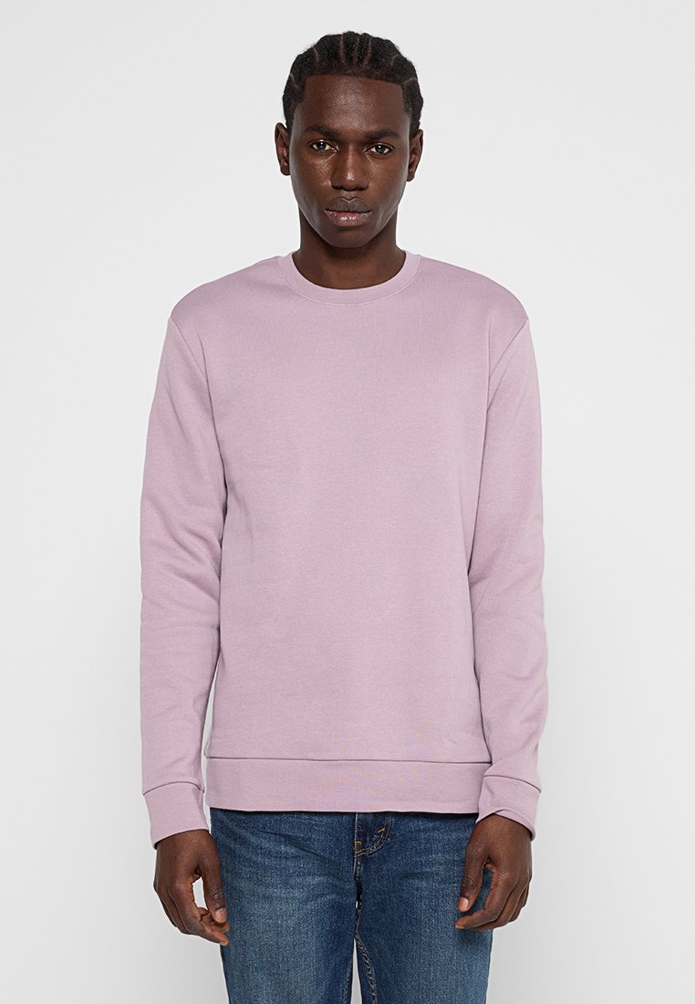 Felpa crewneck lilla con maniche lunghe, realizzata in morbido cotone. Presenta un design semplice e polsi e orlo a costine.