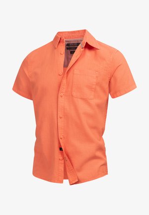 Camicia a maniche corte in lino arancione brillante, con chiusura a bottoni, colletto e tasca sul petto con orlo dritto.
