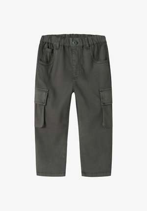 Pantaloni cargo gri închis cu talie elastică, închidere cu nasture, două buzunare frontale și buzunare laterale cargo, așezați plat pe un fundal alb.