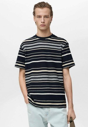Maglietta a righe blu navy e crema con scollatura a girocollo, maniche corte e vestibilità rilassata, realizzata in un tessuto testurizzato. Design semplice e moderno.