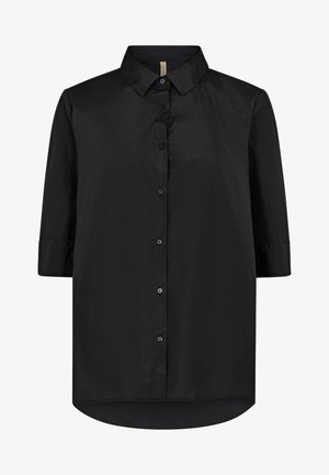 Czarna koszula krótki rękaw z gładkiego materiału, z klasycznym kołnierzem, sześcioma guzikami z przodu i zaokrąglonym dołem.