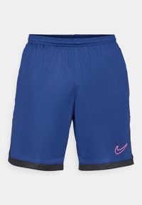 Μπλε αθλητικά σορτς με ελαστική μέση, ροζ λογότυπο Nike και μαύρες λεπτομέρειες στο στρίφωμα; κατασκευασμένα από ύφασμα που απομακρύνει την υγρασία.