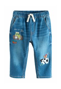 Siniset farkkushortsit, joissa on joustava vyötärönauha, ja jotka on koristeltu kirjotuilla traktori-, lehmä- ja porkkanakuviolla sekä tekstillä "down on the farm".