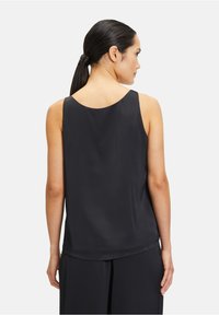 Zwarte mouwloze top met een ronde halslijn en een gladde textuur, heeft een rechte rug en een zachte draping aan de onderrand.