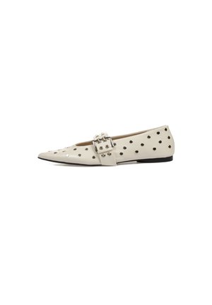 Zapato plano blanco con punta afilada, hebilla de metal y acentos de tachuelas. Textura de cuero suave y tacón bajo negro.