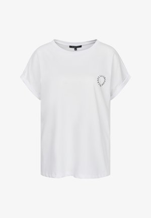 Kragenloses, kurzärmliges weißes T-Shirt aus weichem Baumwollstoff mit einem runden Halsausschnitt und einem kleinen schwarzen Grafikdruck auf der Vorderseite.