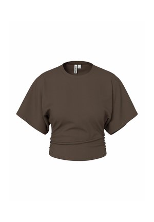 Brązowy krótki t-shirt z krótkim rękawem, okrągłym dekoltem i marszczoną talią, zaprezentowany na białym tle.