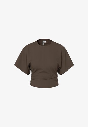 Brązowy krótki t-shirt z krótkim rękawem, okrągłym dekoltem i marszczoną talią, zaprezentowany na białym tle.