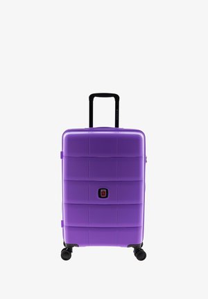 Lila Hartschalenkoffer mit strukturiertem, geripptem Design. Ausgestattet mit einem roten Schloss, zwei schwarzen Rädern und einem teleskopierbaren Griff für einfachen Transport.