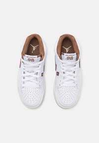 Jordan JORDAN STADIUM 90 - Sneakers basse - white/archaeo brown/legend light brown/sail