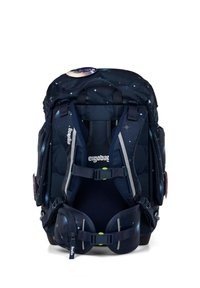 Mochila ergonómica de color azul marino con un diseño de cielo estrellado, correas ajustables y acolchadas, acentos reflectantes y un emblema circular en la parte superior.