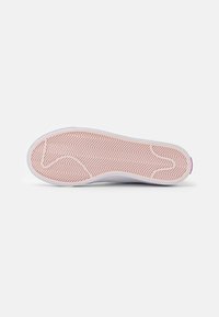 Nike Sportswear COURT LEGACY - Tenisice - white/football grey/cosmic fuchsia/pearl pink
