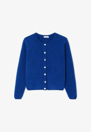 Plavi mekani kardigan s dugim rukavima, okruglim izrezom i sedam bijelih dugmadi sprijeda, prikazan položen na bijeloj pozadini.