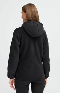Veste en polaire noire avec des manches texturées et une capuche lisse. Elle présente une coupe décontractée et des poignets élastiques pour le confort.