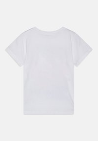 Hvit kortermet T-skjorte med rund hals, laget av bomull. Stoffet ser glatt og lett ut, uten synlige mønstre eller detaljer.