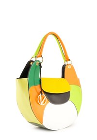 Hobo taske i multicolor læder med grønne, orange, gule og sorte sektioner. Inkluderer en aftagelig nøglering med et logo.