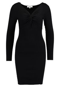 Abito nero a costine con maniche lunghe, scollatura a V profonda e dettaglio anteriore attorcigliato. Silhouette aderente, design al ginocchio.