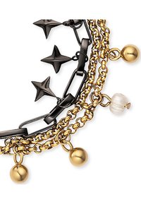 Bracciale a catena nero e oro con accenti a forma di stella, perline tonde e un dettaglio in perla, che mette in mostra texture sovrapposte e colori contrastanti.