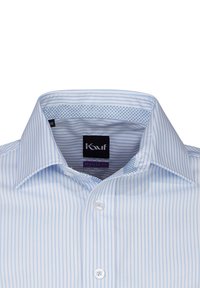 Camicia a righe azzurro chiaro con vestibilità regolare. Presenta un colletto classico, bottoni bianchi e un colletto interno a fantasia.