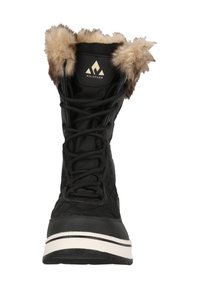 Svart vinterstövel med quiltad ovandel, fuskpälsdetalj och kontrasterande vit sula. Har snörning framtill och en märkesetikett på kanten.