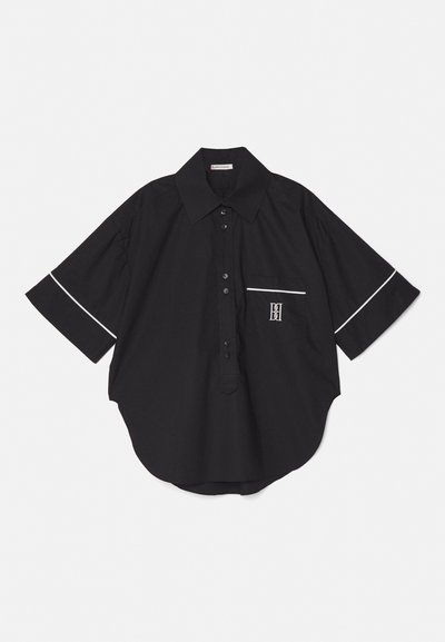 Fekete, rövid ujjú ing nagy gallérral, elöl gombos záródással és mellzsebbel, amely fehér díszítéssel és logóval rendelkezik. Sima szövet textúra.