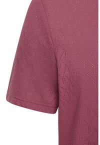 Kurzärmliges Oberteil in staubigem Rosé, mit einem strukturierten Rautenmuster und einem runden Ausschnitt. Hergestellt aus einem leichten Strickmaterial.