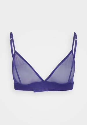 Bralette violet en maille douce avec des bonnets triangulaires, des bretelles réglables et une bande solide en dessous. Sans rembourrage ni armatures.