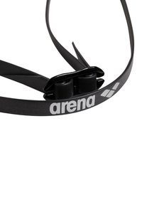 Svarta silikon simglasögon med ett silverfärgat "arena"-logotyp och en justerbar spänne i två delar för en säker passform.