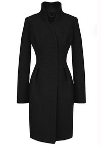 Czarny płaszcz z wełny, z wysokim kołnierzem, długimi rękawami i dopasowanym krojem. Posiada boczne kieszenie i gładką, czystą teksturę.