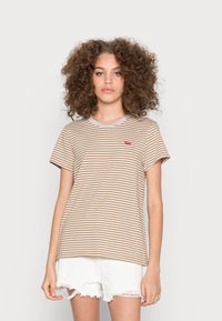 T-shirt de mangas curtas às riscas em bege e castanho com um decote redondo branco. Apresenta um pequeno logótipo vermelho no lado esquerdo do peito. Usado com calções brancos.