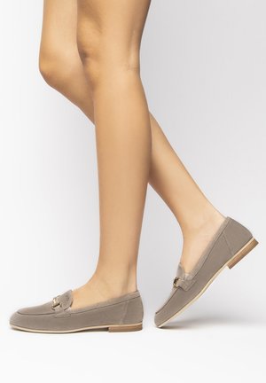 Graue Wildlederslipper mit flachem Absatz, ausgestattet mit einer kleinen Schleife und metallischen Akzenten an der Vorderseite. Glatte Textur, schlichtes Design, lässiger Stil.