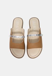 Sandali sintetici marroni con ampia fascia, dettaglio in metallo argentato, soletta imbottita e suola liscia beige.