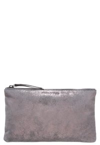 Metallic grå lynlås clutch taske lavet af suede-lignende materiale, med en glat tekstur og et diskret logo prægede på forsiden.