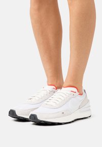 Nike Sportswear WAFFLE ONE VNTG - Tenisky - white/summit white/picante red/sail/black/team orange