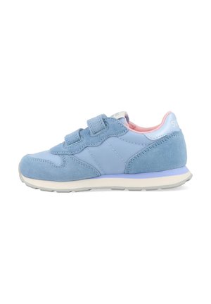 Blauwe sneaker van suede en synthetische materialen, met klittenbandsluitingen, lichtroze voering en een witte tussenzool met paarse accenten.