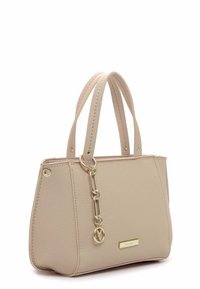 Sac à main en similicuir texturé beige avec deux poignées courtes, ferrures dorées et un porte-clés en accent. Caractérisé par une forme rectangulaire et un design minimaliste.