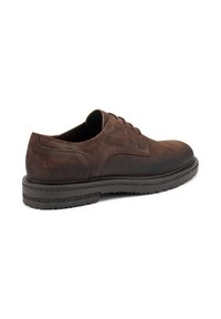 Scarpe da dress in suede marrone con punta arrotondata e lacci, caratterizzate da una suola testurizzata a contrasto per una migliore aderenza.