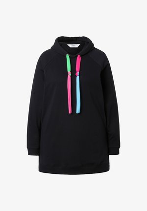 Sudadera con capucha negra de mangas largas y cordones de colores en verde, rosa y azul atados en nudos.